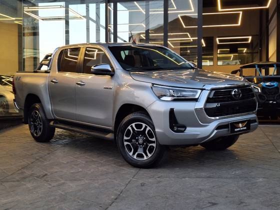TOYOTA HILUX 2.8 D-4D TURBO DIESEL CD SRX 4X4 AUTOMÁTICO TOYOTA HILUX 2.8 D-4D TURBO DIESEL CD SRX 4X4 AUTOMÁTICO